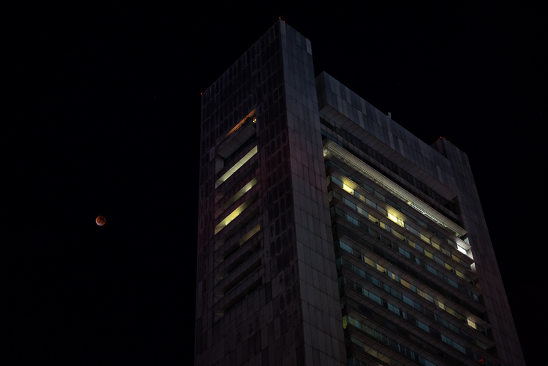 Illustration for article titled 34 Amazing Photos Of The Super Blood Moon
